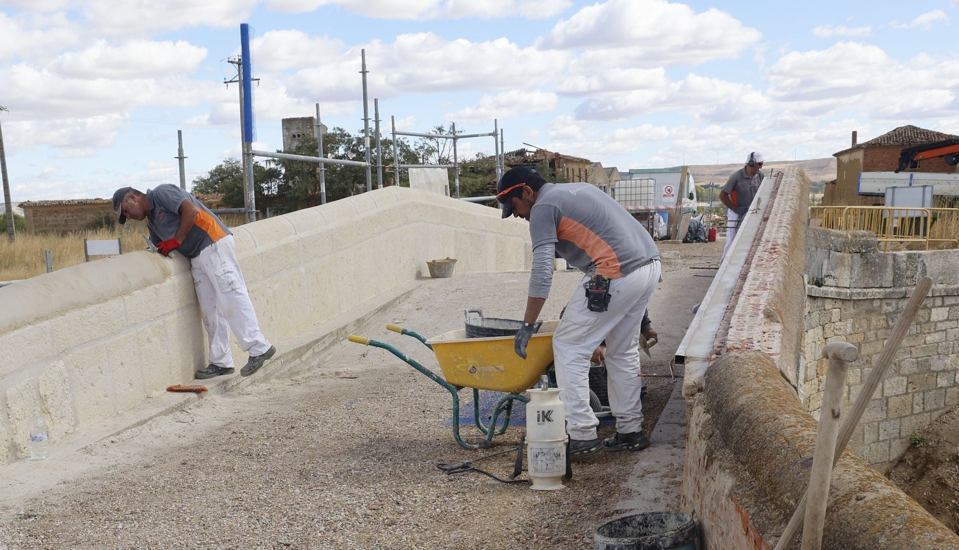 Así se repara el primer puente construido en el Canal de Castilla