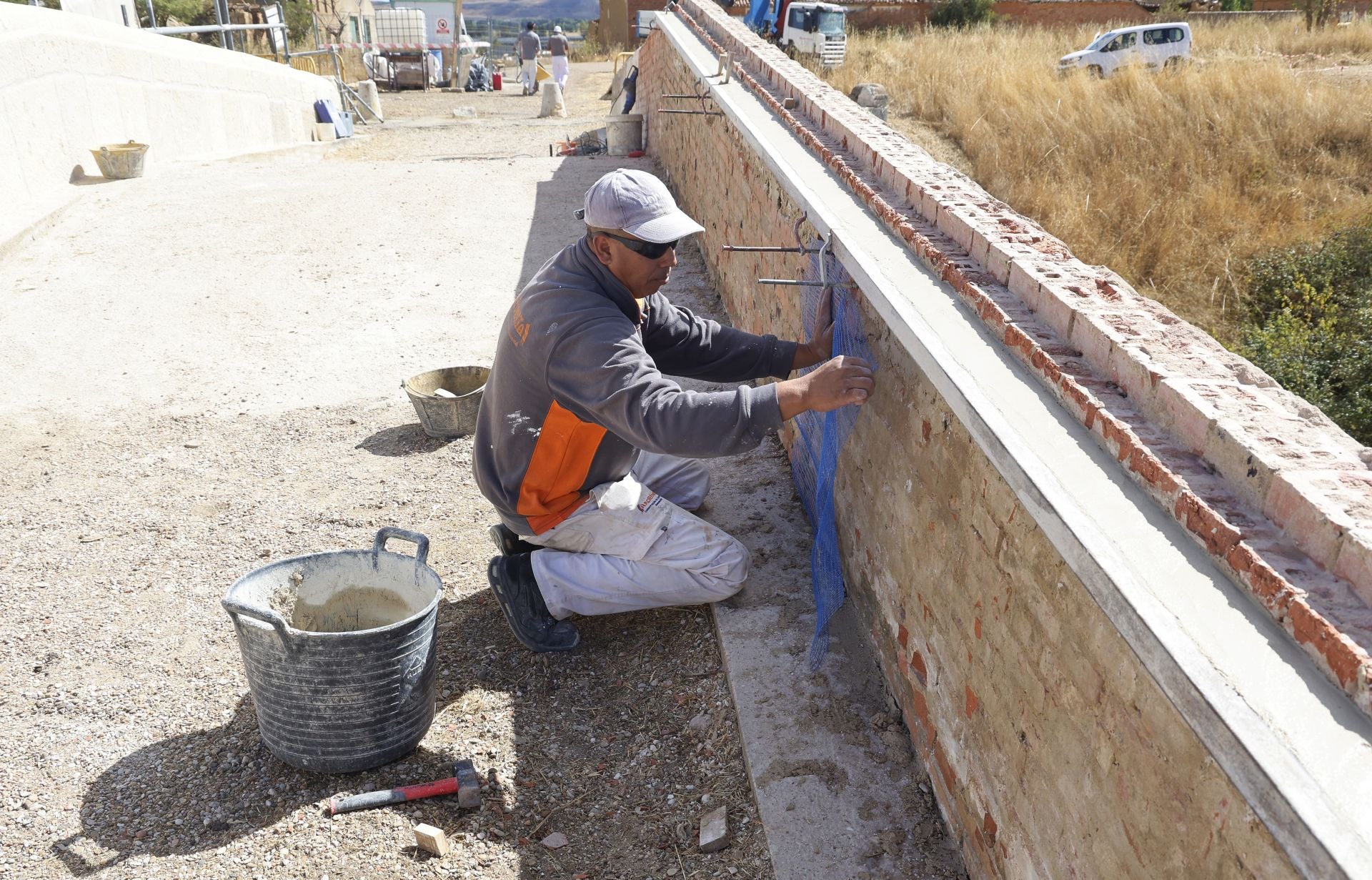 Así se repara el primer puente construido en el Canal de Castilla