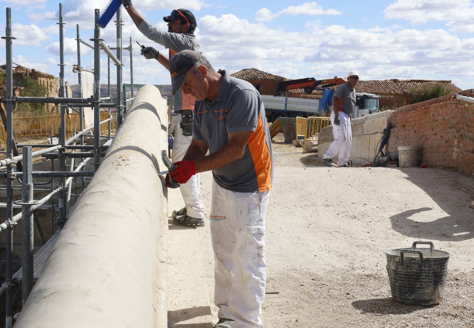 Así se repara el primer puente construido en el Canal de Castilla