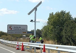 Instalación del radar de tramo en la carretera de Arévalo, hace unos días.