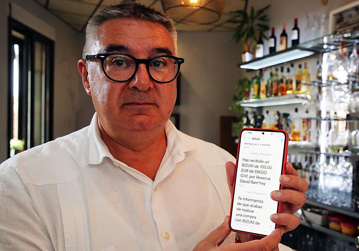 Roberto Moreno muestra un Bizum hecho para reservar.