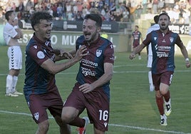 Iker y Samu Manchón celebran el gol de la victoria.