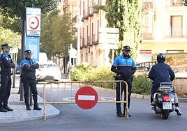 Control de accesos en la plaza de España hacia Duque de la Victoria a las diez de la mañana de este lunes.