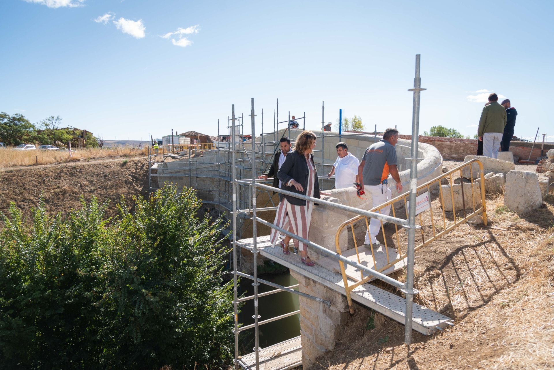Así se repara el primer puente construido en el Canal de Castilla