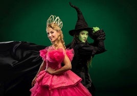 Cristina Llorente como Glinda, en primer término, y Cristina Picos, Elphaba, detrás.