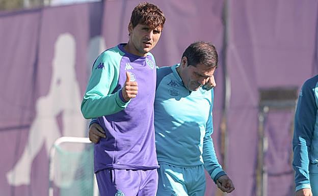 Juric se retira tras asistir a la reunión apoyado en el doctor Alberto López Moreno