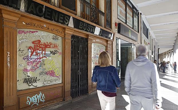 Un escaparate de un local cerrado en la Calle Mayor, emborronado con pintadas.