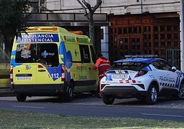 Ambulancia y Policía Local en una imagen de archivo.
