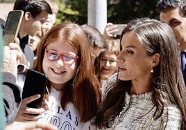Doña Letizia se fotografía con una niña, este martes en Salamanca.