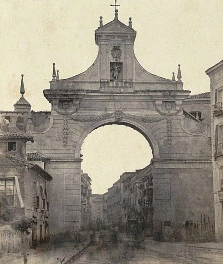 Imagen secundaria 2 - Arriba, el Arco dibujado en el plano de Ventura Seco de 1738; abajo, la calle de Santiago ya sin la edificación, e imagen del Arco de Santiago antes de ser demolido.