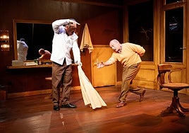Una escena de 'El barbero de Picasso' con Antonio Molero y Pepe Viyuela.