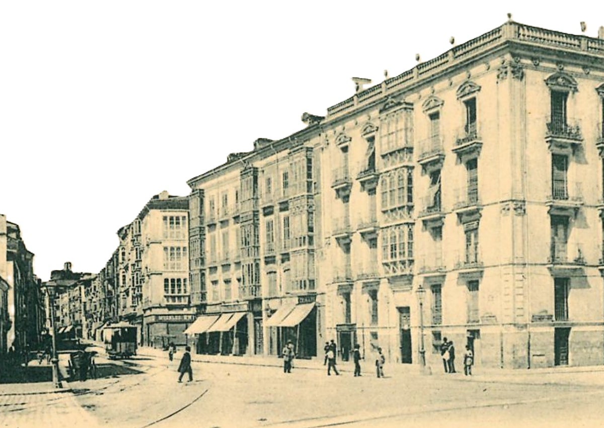 Imagen secundaria 1 - Arriba, el Arco dibujado en el plano de Ventura Seco de 1738; abajo, la calle de Santiago ya sin la edificación, e imagen del Arco de Santiago antes de ser demolido.