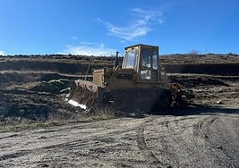 Bulldozer empleado para roturar el terreno donde se asentaba el yacimiento