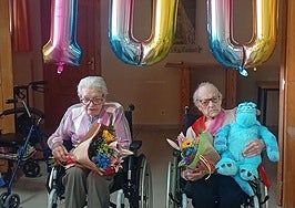 Celestina Garrán, con un ramo de flores, y Eufemia Bravo, también con un peluche.