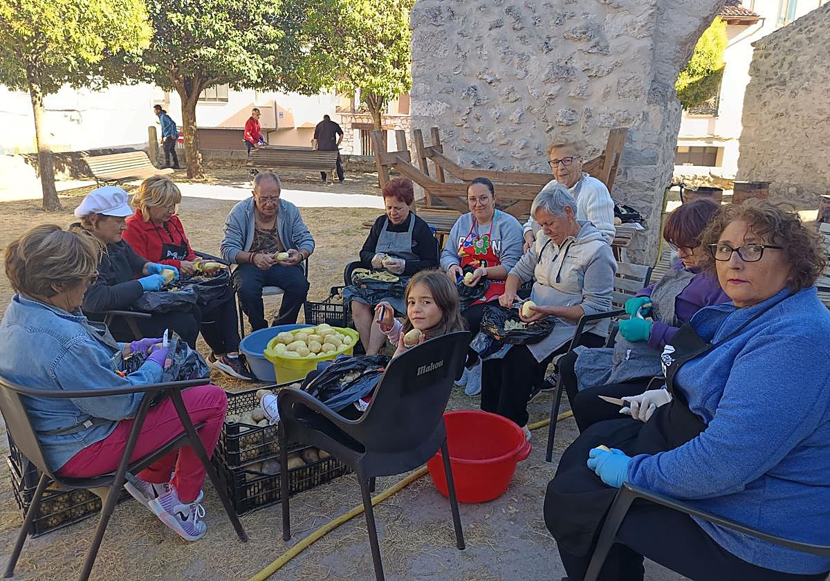 Pela de patatas en el barrio cuellarano de El Salvador.