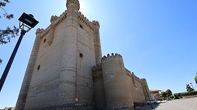 El Castillo de Fuensaldaña fue sede de Las Cortes de Castilla y León, pero su primer uso fue ser residencia señorial de... 