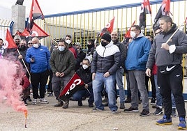 Concentración de protesta de la plantilla de Frenos y Conjuntos ante su sede en marzo de 2022.