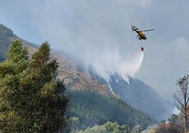 Medios aéreos trabajan para intentar controlar el incendio.
