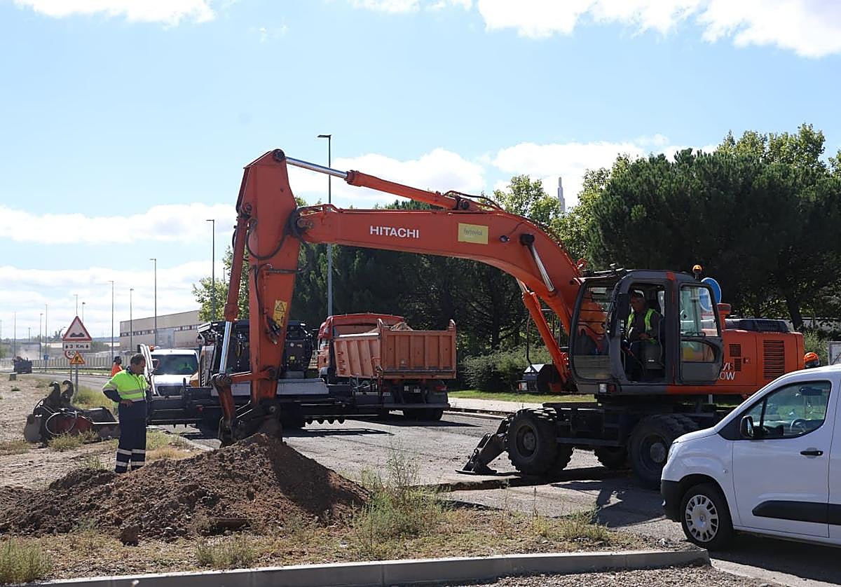 Operarios trabajan este martes por la mañana en la VA-20, a la altura del cruce de Michelin.