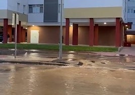 El agua anega la calle Salinas de Laguna de Duero por la rotura de la tubería.