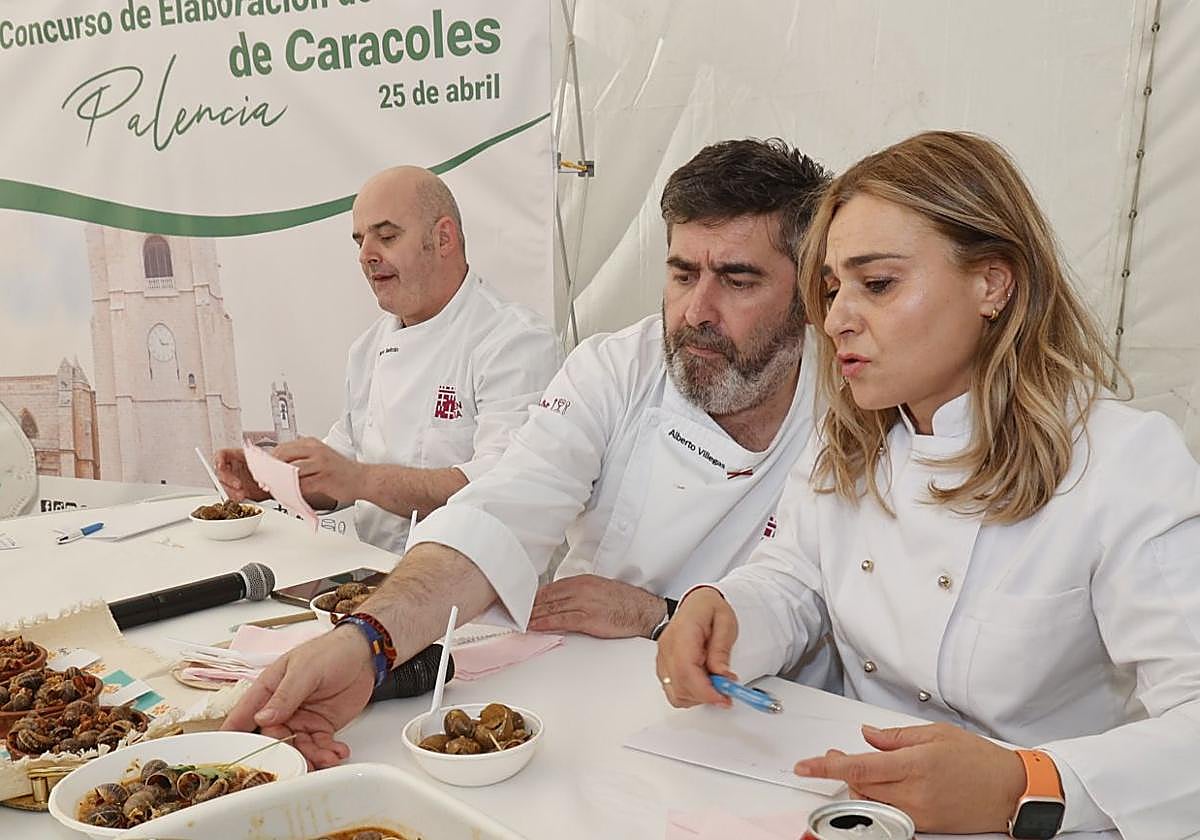 El cocinero Alberto Villegas, en el centro, en un concurso de caracoles en Palencia.