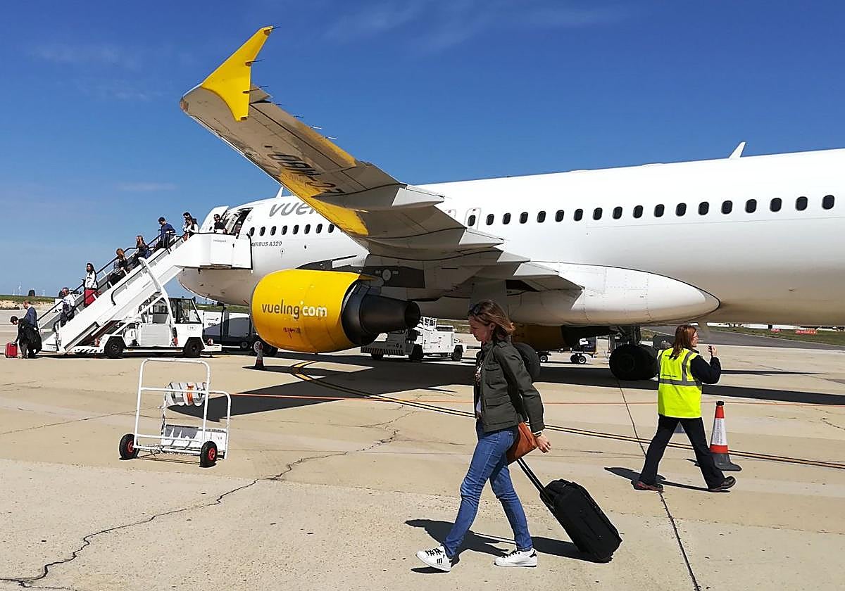Un avión de Vueling en el aeropuerto de Valladolid en una imagen de archivo.
