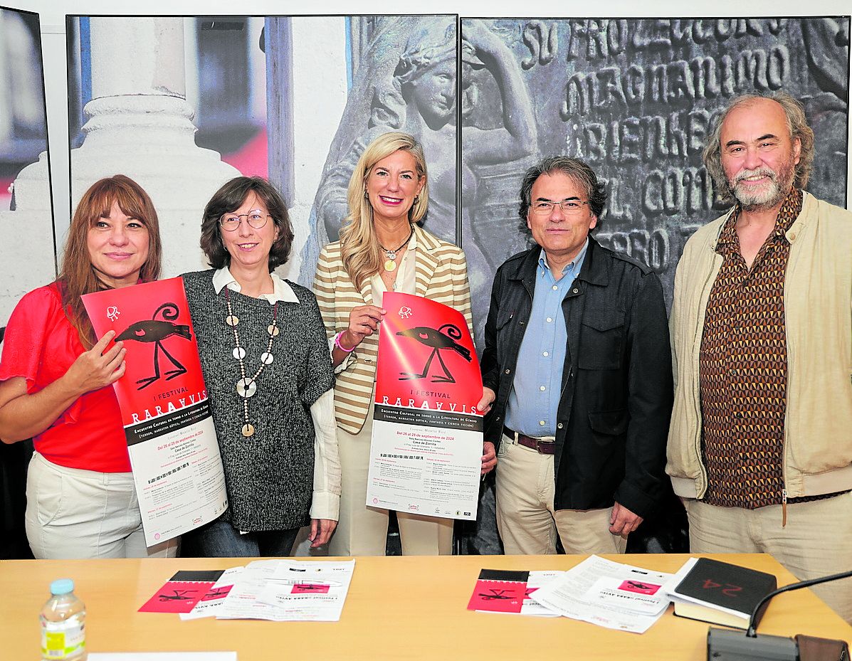 Los organizadores de Rara Avis, en la presentación de su primera edición junto a la concejala Irene Carvajal (centro).