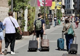 Turistas por la calle Santiago de Valladolid el pasado mes de agosto.