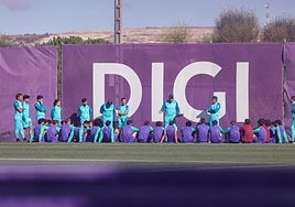 La plantilla del Real Valladolid, durante la reunión con el cuerpo técnico del pasado mates en los Campos Anexos