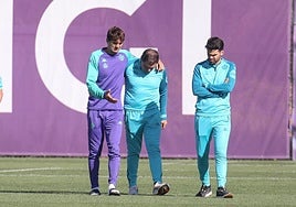 Juric abandona los Campos Anexos tras la reunión del pasado martes ayudado por el doctor Alberto López Moreno.