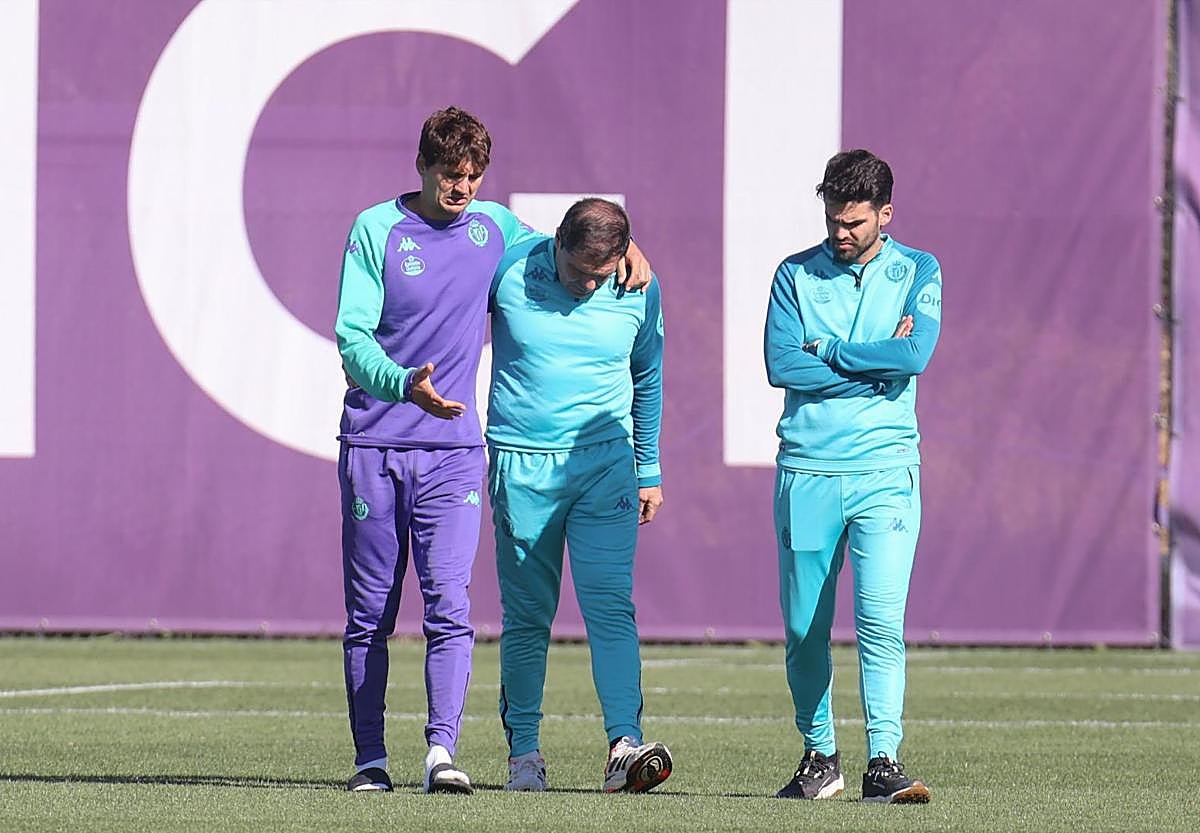 Juric abandona los Campos Anexos tras la reunión del pasado martes ayudado por el doctor Alberto López Moreno.