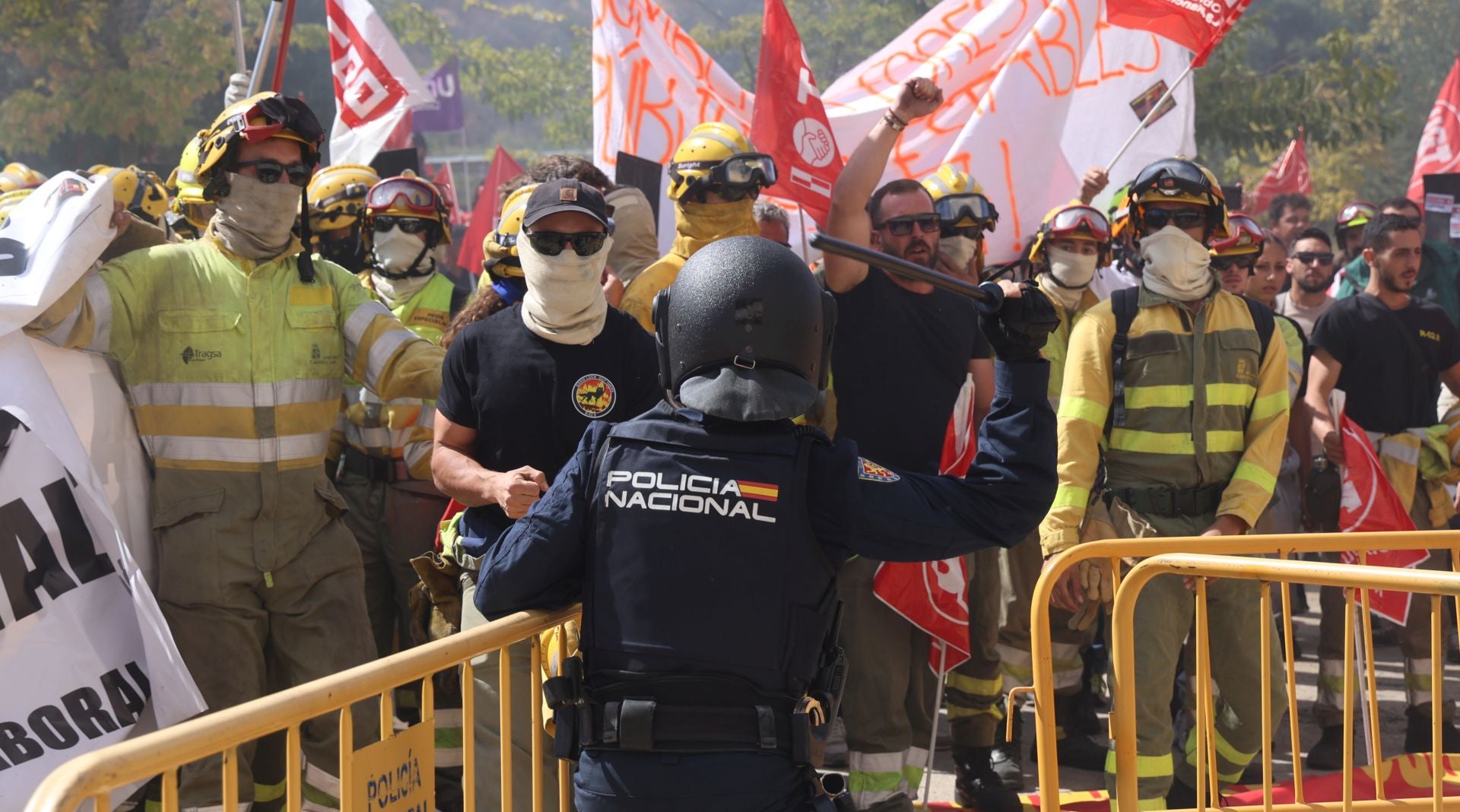 Las imágenes de la protesta de bomberos y forestales en Valladolid