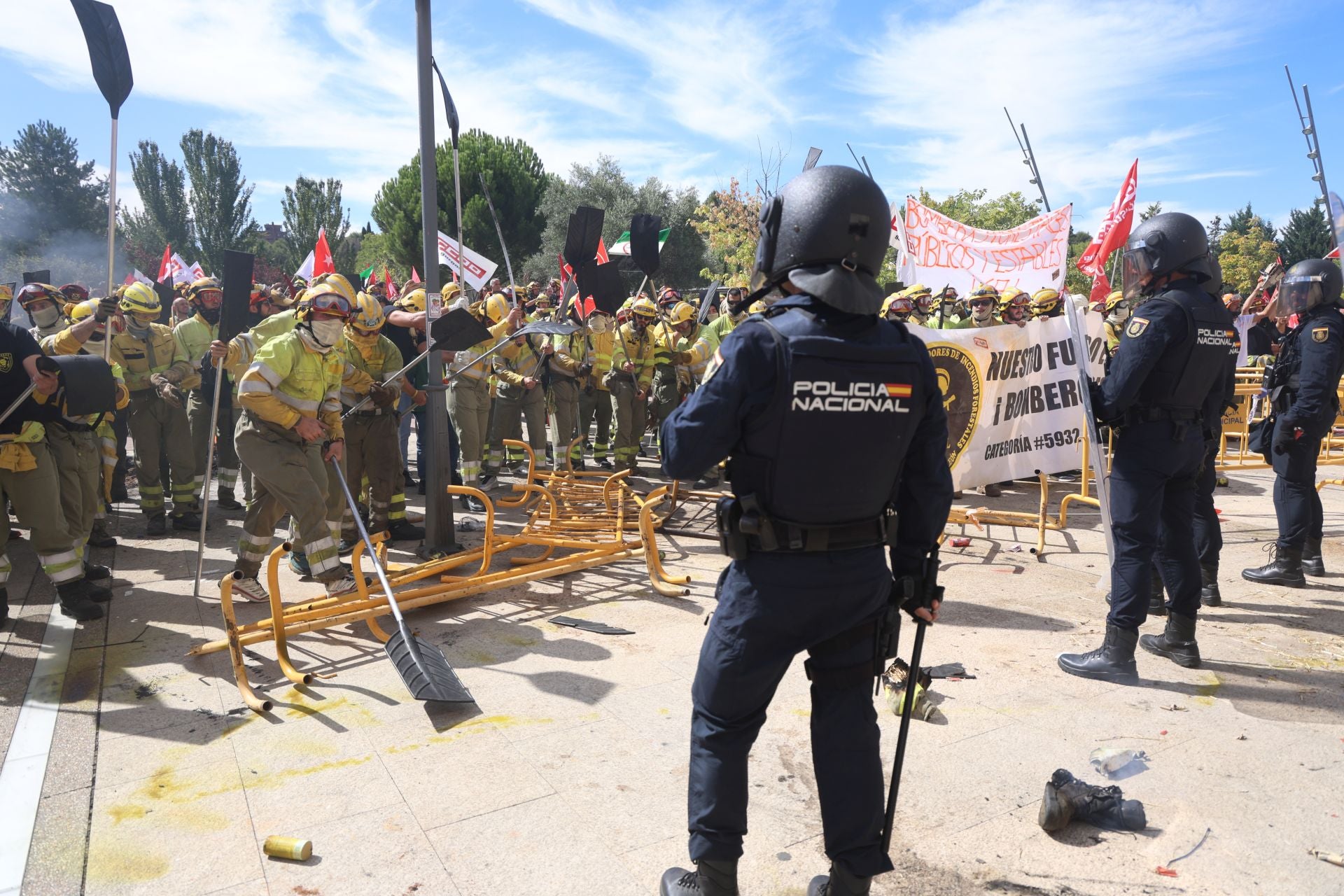 Las imágenes de la protesta de bomberos y forestales en Valladolid