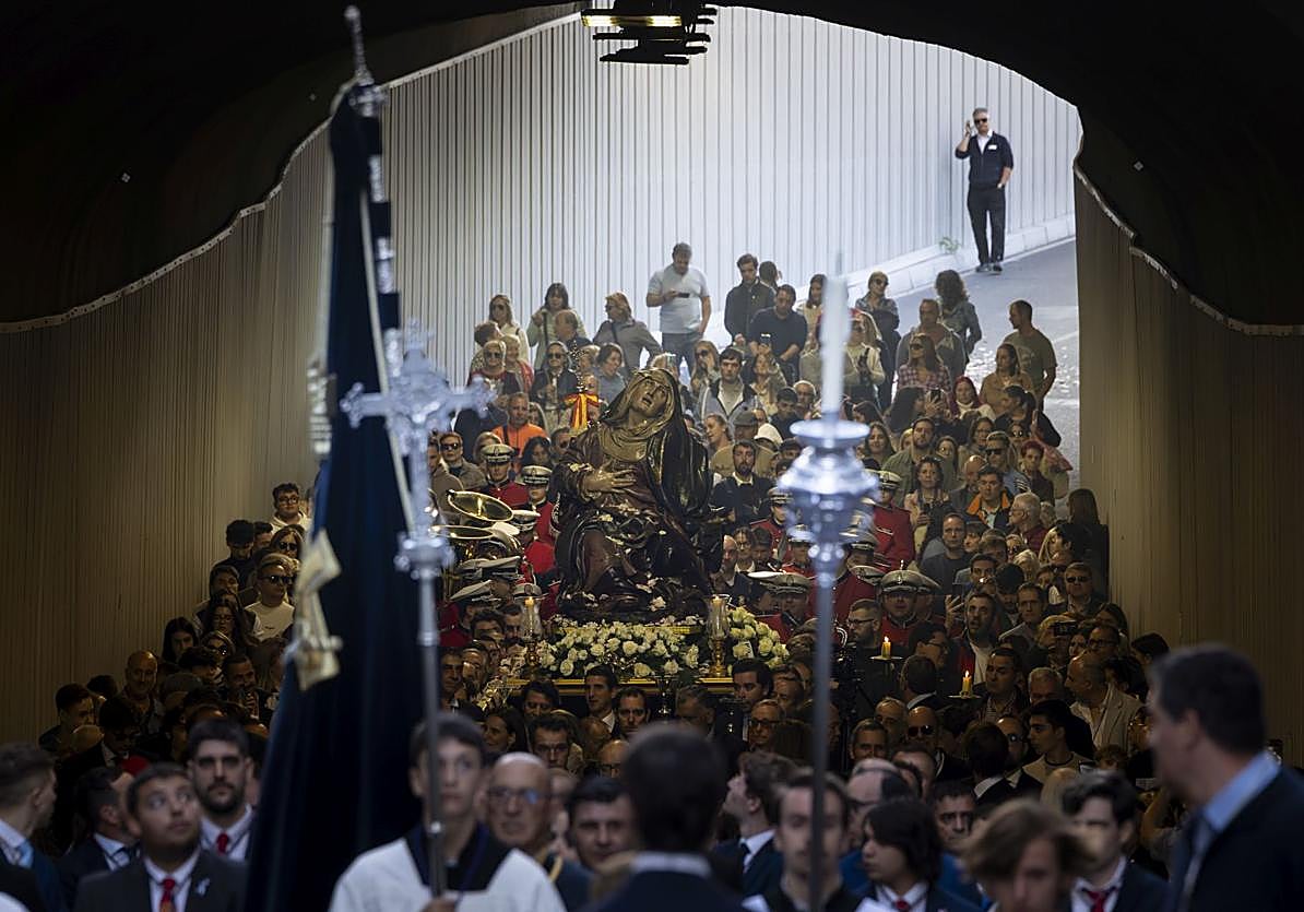 La procesiòn, con la Virgen de las Angustias a su paso por el túnel de Labradores.