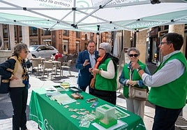 El doctor Alberto Arizcun, del comité técnico de la Asociación Contra el Cáncer, en la mesa informativa de la Calle Mayor.