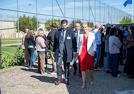 El subdelegado del Gobierno, Eduardo Santiago, acompaña a la directora de la cárcel, Marta Touya, en la entrada del centro.