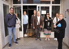 Varios vecinos afectados por el estado de las viviendas de la calle Miño.