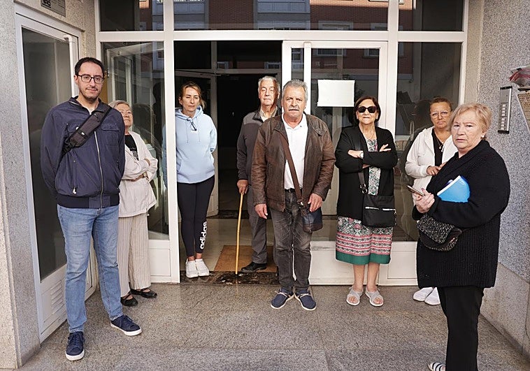 Varios vecinos afectados por el estado de las viviendas de la calle Miño.