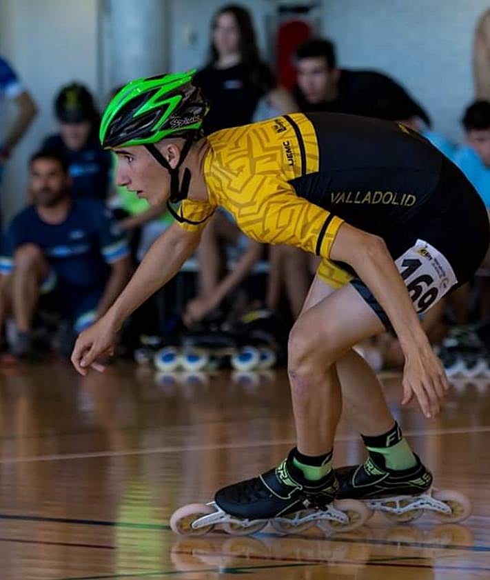 Imagen secundaria 2 - Arriba, miembros del jurado tras emitir el everedicto. Abajo, Claudia Gutiérrez (2ª) y Adrián Alonso (3º).