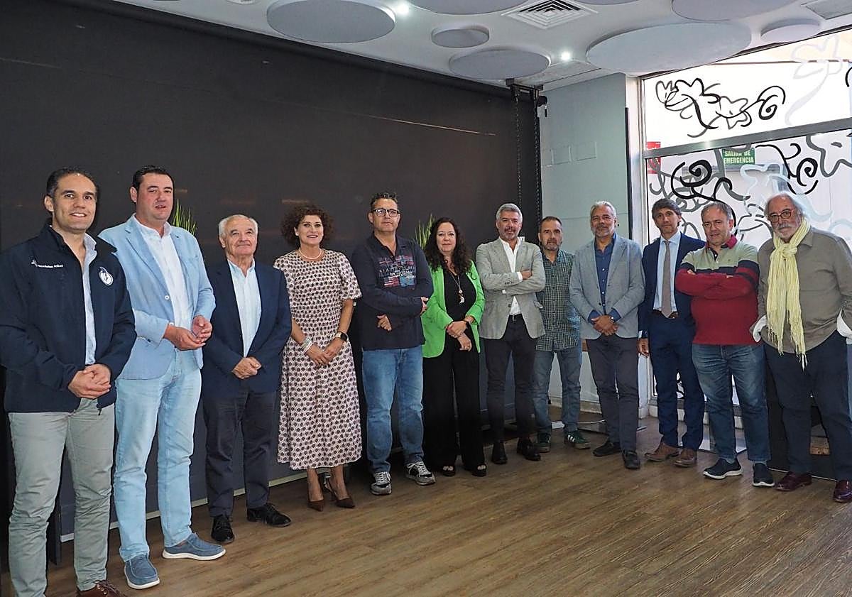 Imagen principal - Arriba, miembros del jurado tras emitir el everedicto. Abajo, Claudia Gutiérrez (2ª) y Adrián Alonso (3º).