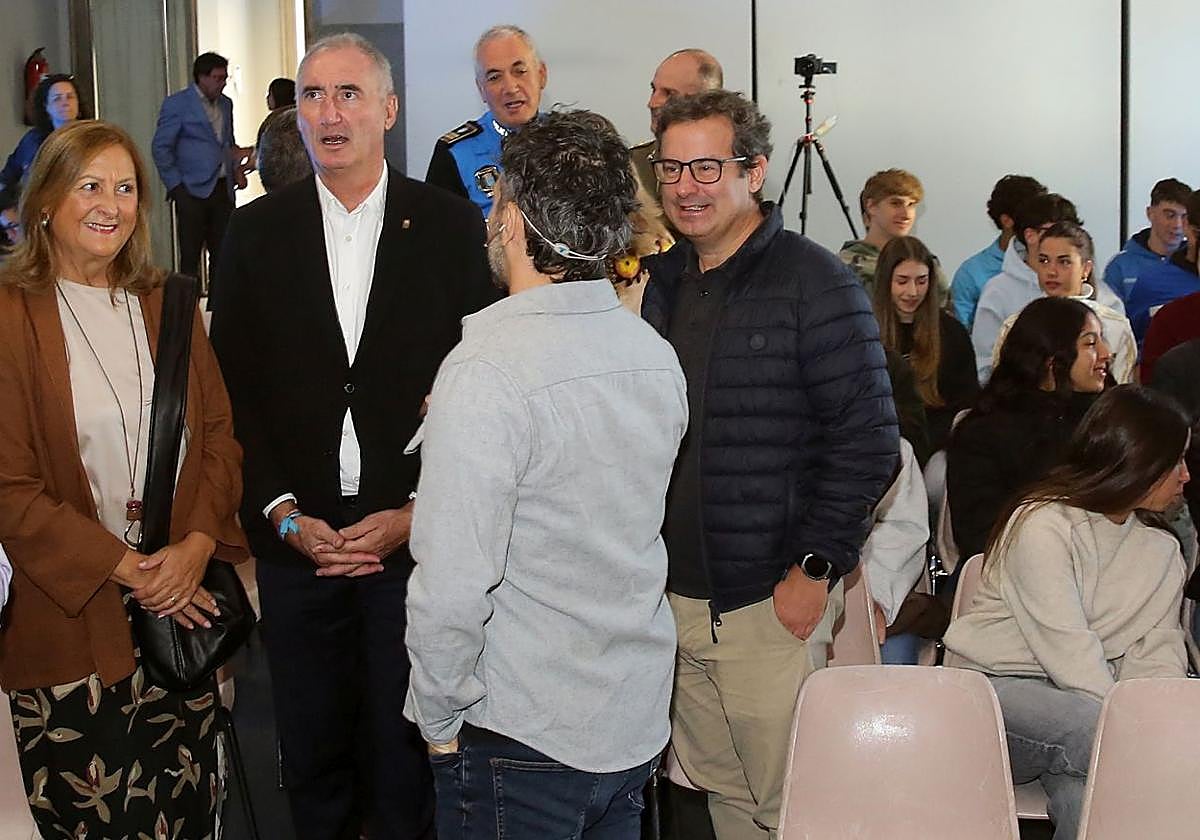 Representantes institucionales y alumnos en la presentación de este miércoles de la Agenda Urbana 2030 de Segovia.