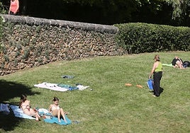 Varias personas toman el sol en la ciudad de Segovia al comienzo del verano.