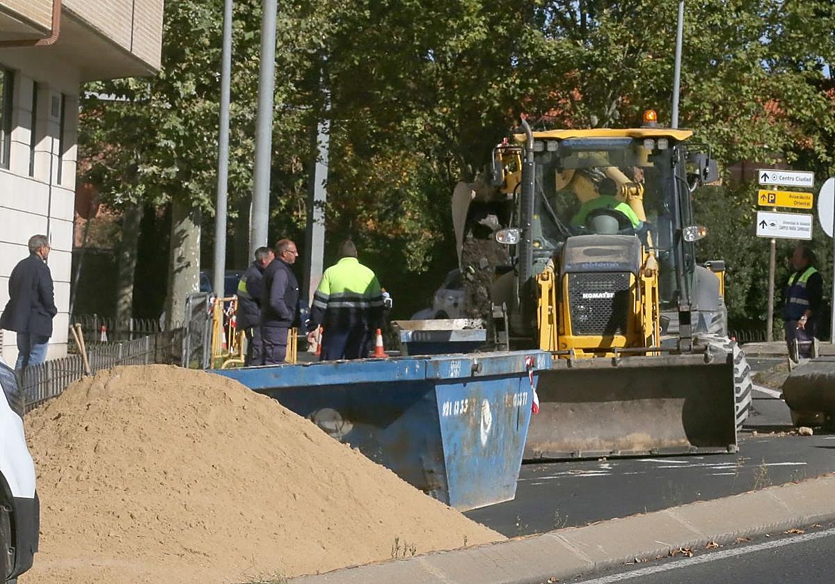 Obras en la glorieta del Espolón, ayer.