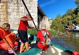 Labores de retirada de los troncos a cargo de los voluntarios de AMA El Pisuerga.
