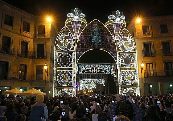 Multitud de personas disfrutan de la inauguración del pórtico luminoso la pasada Navidad.