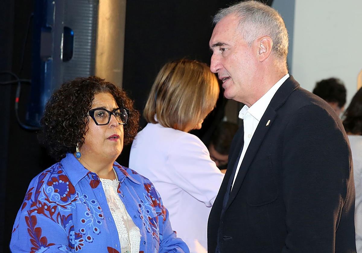 La edil de Hacienda, Rosalía Serrano, y el alcalde de Segovia, José Mazarías.