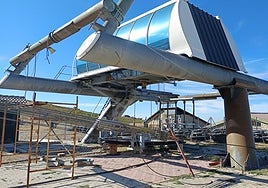La clave para hacer funcionar la estación a su nivel: el telesilla, totalmente desmontado y pendiente de reparación.