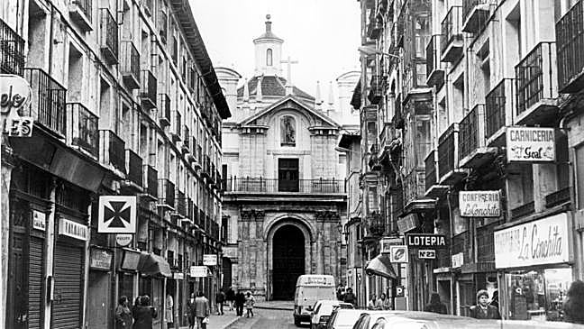 Imagen antes - La calle Platerías, aún con coches, en 1998 y en 2025, con la remozada cúpula de la Vera Cruz al fondo.