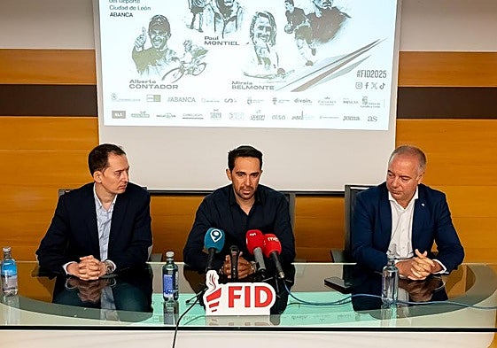 Contador, escoltado por Marcos Lamas y Francisco del Río.