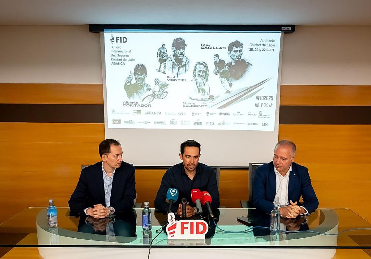 Contador, escoltado por Marcos Lamas y Francisco del Río.